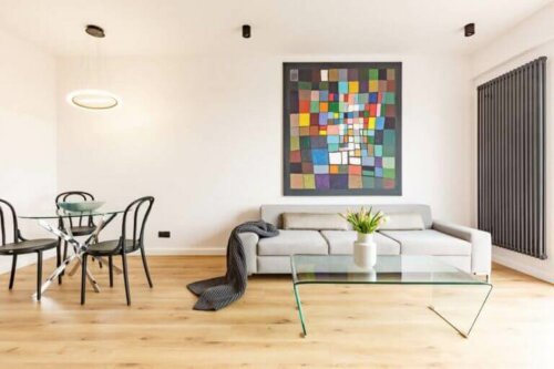 Kunstwerke an den Wänden - buntes Gemälde