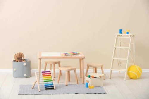 Kinderhocker sind oft in lustigen Designs erhältlich und haben abgerundete Kanten.