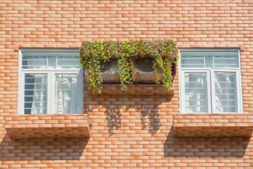 Viele Klimaanlagen sind an einen Motor- und Luftabzug angeschlossen, der sich außerhalb des Hauses oder der Wohnung befindet. Sie sind da, weil es dem System hilft, effizienter zu arbeiten.