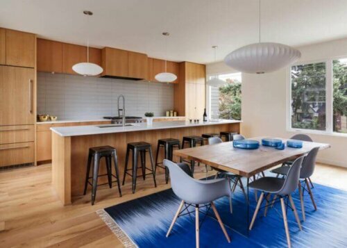 Bei der Stilrichtung Mid-century modern hatte die Verwendung neuer Materialien der damaligen Zeit, wie beispielsweise Kunststoff, einen großen Einfluss auf die Designer.