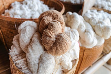 Durchsichtige Stoffe, wie Musselin, Tüll und Chiffon eignen sich hervorragend für kleine Vorhänge.