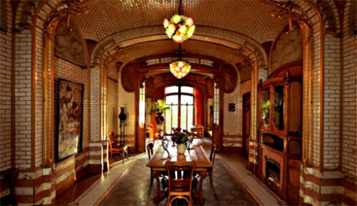 Eisen ist das Hauptmaterial im Gebäude. Horta verwendete es als Rückgrat für einen Rahmen mit vielen langen, dünnen Säulen. Er wollte dem Inneren des Gebäudes viel Eleganz verleihen und eine Struktur, die es leicht halten würde.