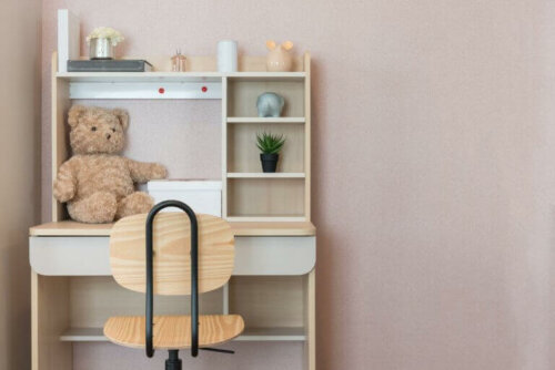 Die Kinderzimmermöbel sollten auch ein Schreibtisch- und Stuhlset einschließen.