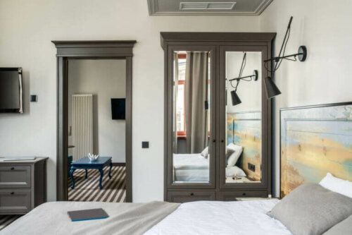 Mit Spiegeln wird ein Raum heller