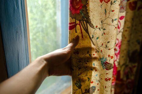 Stelle vor dem Kauf eines Stoffes sicher, dass du ihn sowohl in natürlichem als auch in künstlichem Licht betrachtest. Der Grund dafür ist ist der, dass verschiedene Beleuchtungsarten die Töne und die Textur des Stoffes verändern können.