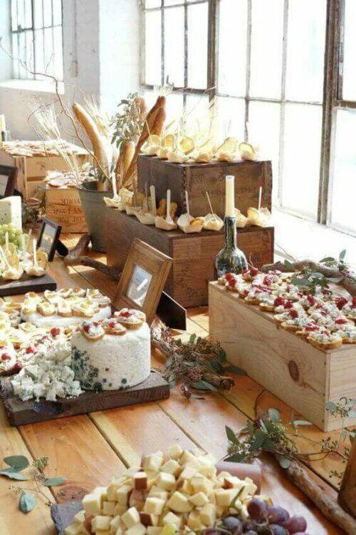 Zu Hause ein kleines Buffet organisieren - Durch verschiedene Höhen die Monotonie aufbrechen