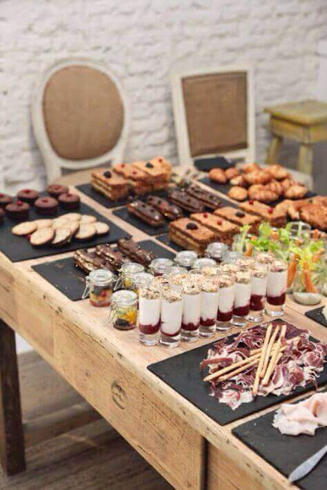 Zu Hause ein kleines Buffet organisieren - Farbkontraste zwischen Speisen und Geschirr sind wichtig