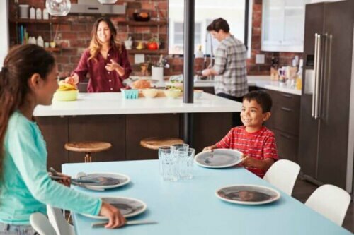 Kinder beim Tischdecken