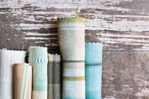 Stoffe kommen in einer Vielfalt von Farben und Mustern