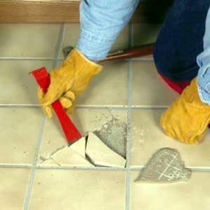 Reparaturen zu Hause vornehmen - Eine kaputte Fliese ersetzen