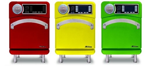 Bunte Backöfen stehen im Mittelpunkt einer Küche