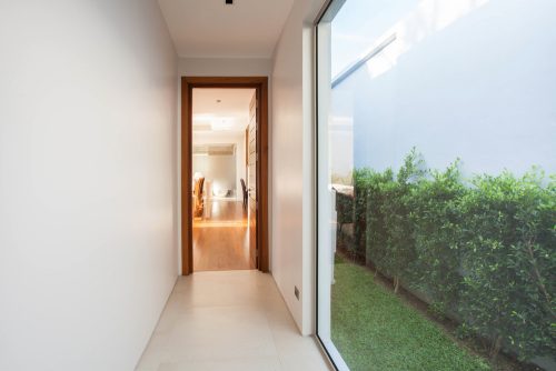 Große Fenster sorgen für mehr Helligkeite im Flur