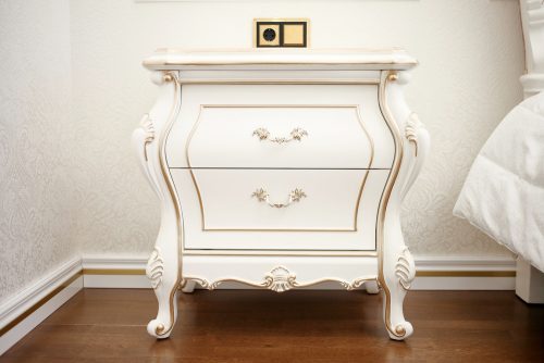 Stattlicher weißer Nachttisch mit Golddetails