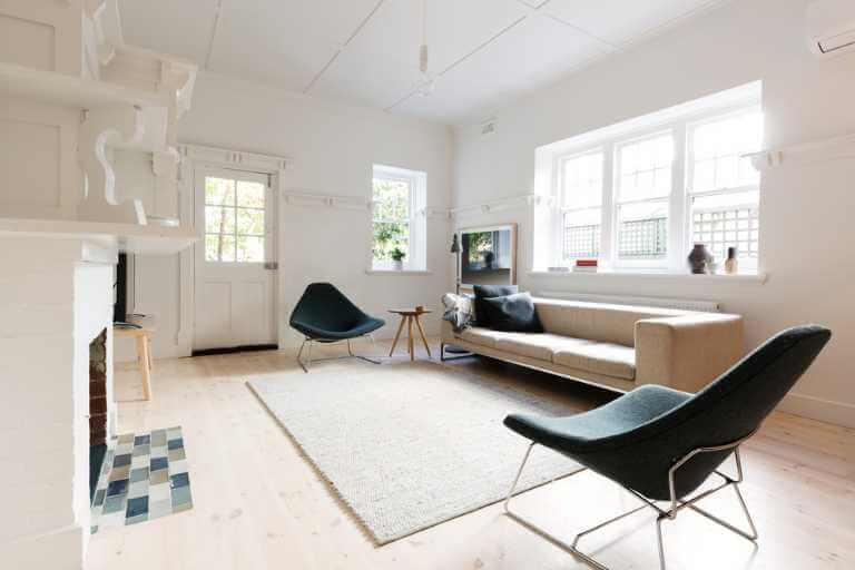 Mit hellen Farben wirkt das Wohnzimmer größer