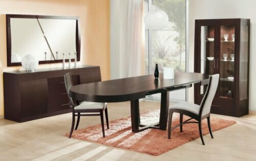 Ovaler Esstisch mit zentralem Tischbein