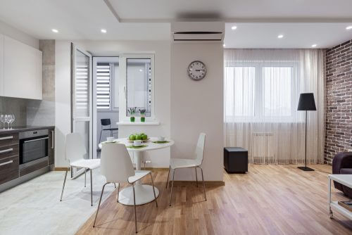 Ein Wohnzimmer mit separaten Bereichen – Transparente Raumteiler