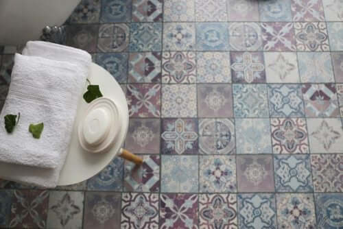 Fliesenfarbe - synthetische Farbe