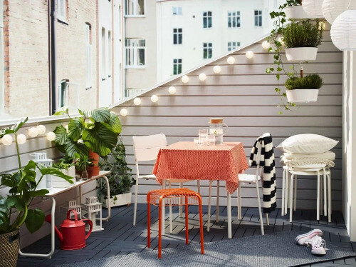 Balkongarten mit Laternenkette