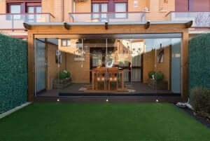 Geschlossener Terrassenverbau mit Glaswänden