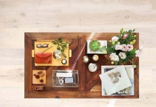 Vogelperspektive auf einen perfekt dekorierten Kaffeetisch