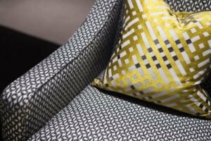 Alte Teppiche für Stühle und andere DIY-Projekte wiederverwenden