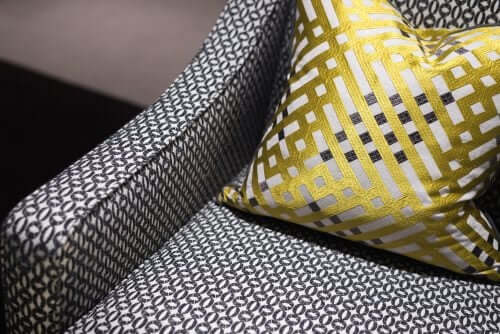 Alte Teppiche für Stühle und andere DIY-Projekte wiederverwenden