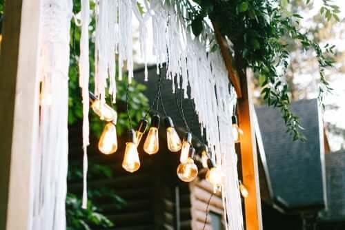 Du musst kein Profi der Textiltechnik sein, um Makramee-Vorhänge zu flechten