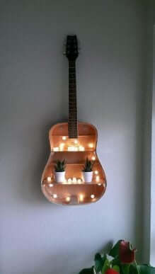 DIY Deko: Gitarre als Wandregal