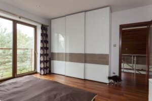 Einbauschrank: Lerne die Vorteile und Bauarten kennen