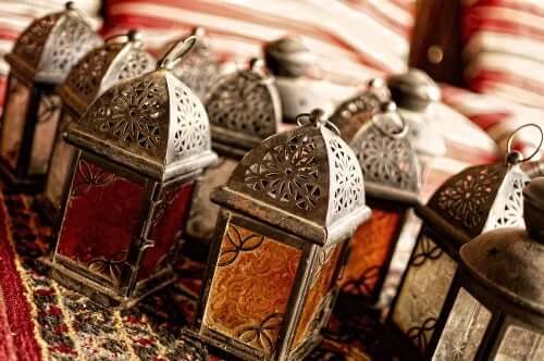 Das Glas in Laternen kann glatt, transparent oder getönt sein