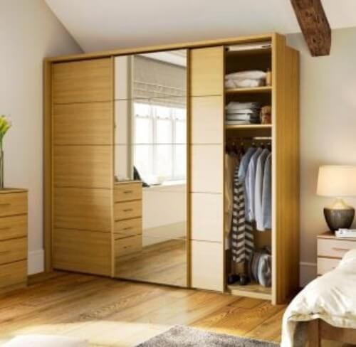 Kleiderschrank mit Schiebetüren