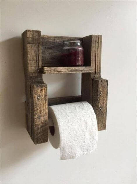 Im Handel findest du zahlreiche Designs an Toilettenpapierhaltern