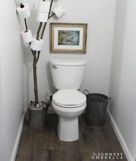 Toilettenpapierhalter aus Ästen
