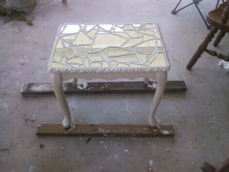 DIY-Mosaike aus gebrochenem Glas sind originelle Deko-Objekte