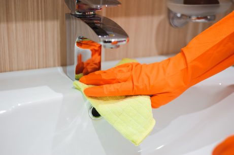 Poliere deine Wasserhähne mit Allzweckreiniger
