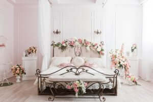 sinnliche Note im Schlafzimmer - Eisenbett mit Rosen