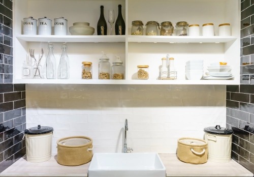 Offener Küchenschrank