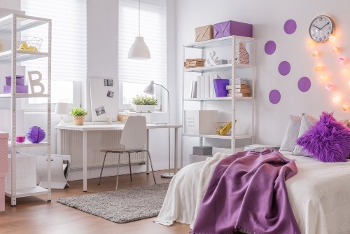 Zimmer in Lila und Weiß